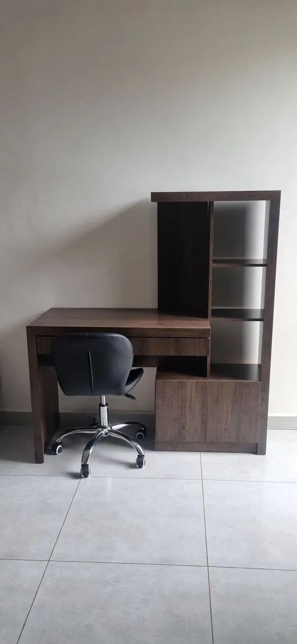 Mesa escrivaninha  junto com cadeira 