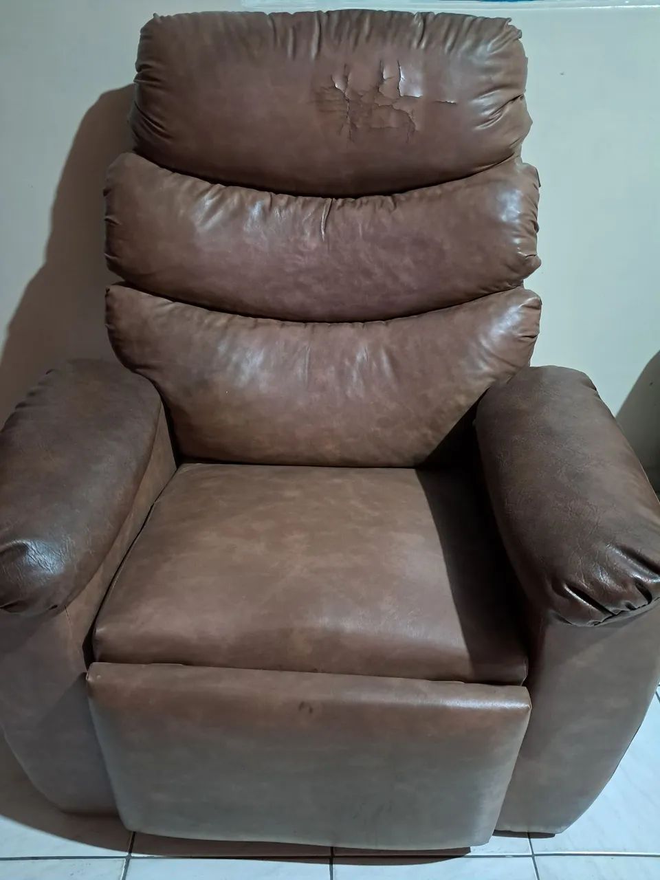 Vendo poltrona em couro legítimo....