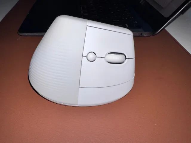 Mouse Logitech lift ergonômico branco  - Foto 3