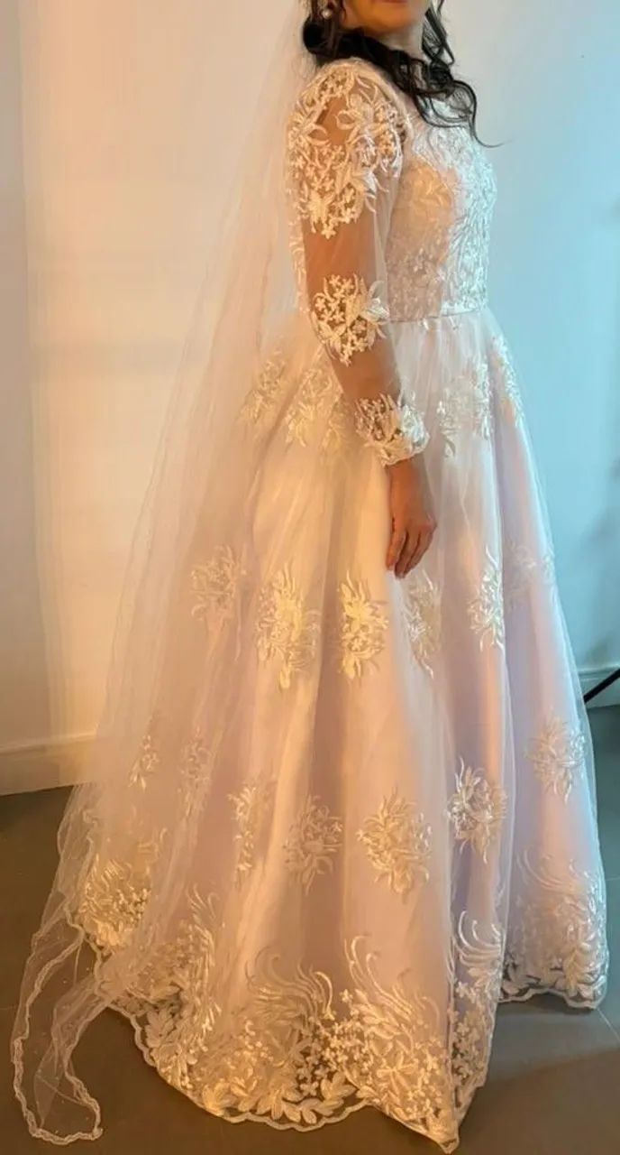 Vestido de noiva. Elegante. Utilizado somente uma vez. Acompanha grinalda com arranjo.