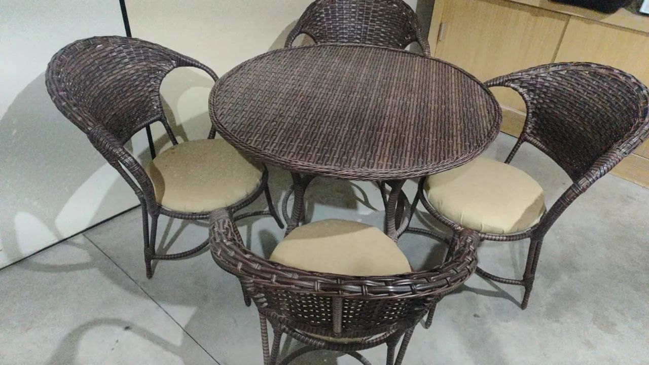 Mesa com 4 cadeiras lindas 1540