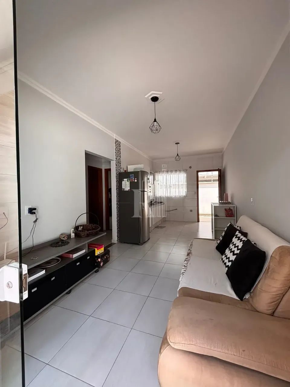 Casa mobiliada disponível para locação com 02 dormitórios, vaga de garagem e área de lavan - Foto 2