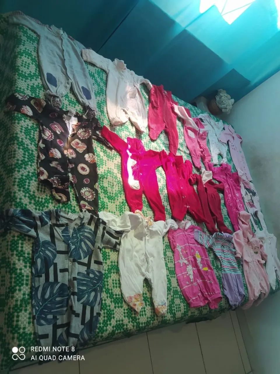 99 macacões de bebê recém nascido de menina semi novo troco por algo do meu interesse. - Foto 2