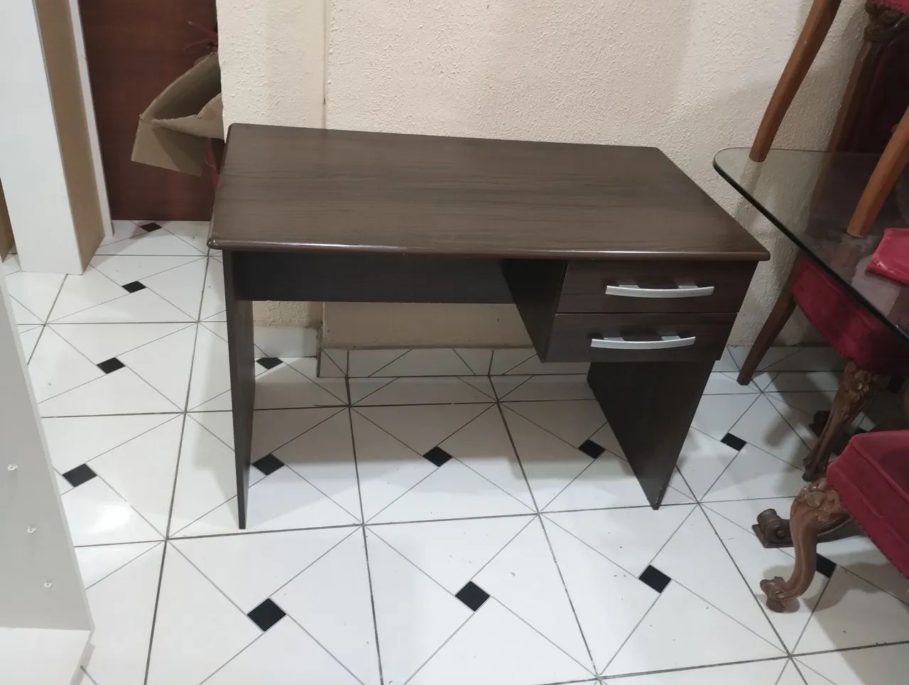 Escrivaninha usada na cor tabaco 1,08 x 69 x 75 - Foto 2