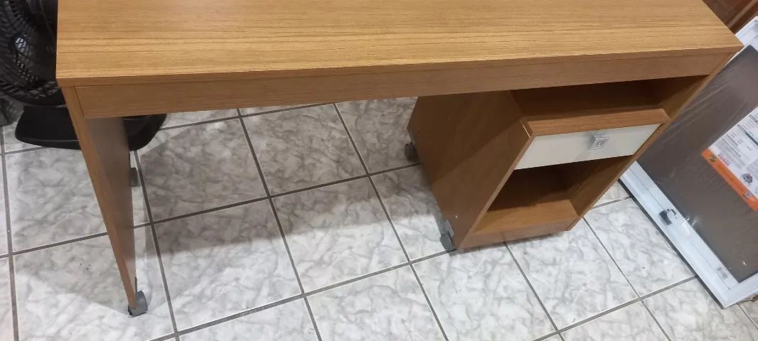 Mesa de escritorio com uma gaveta - Foto 4