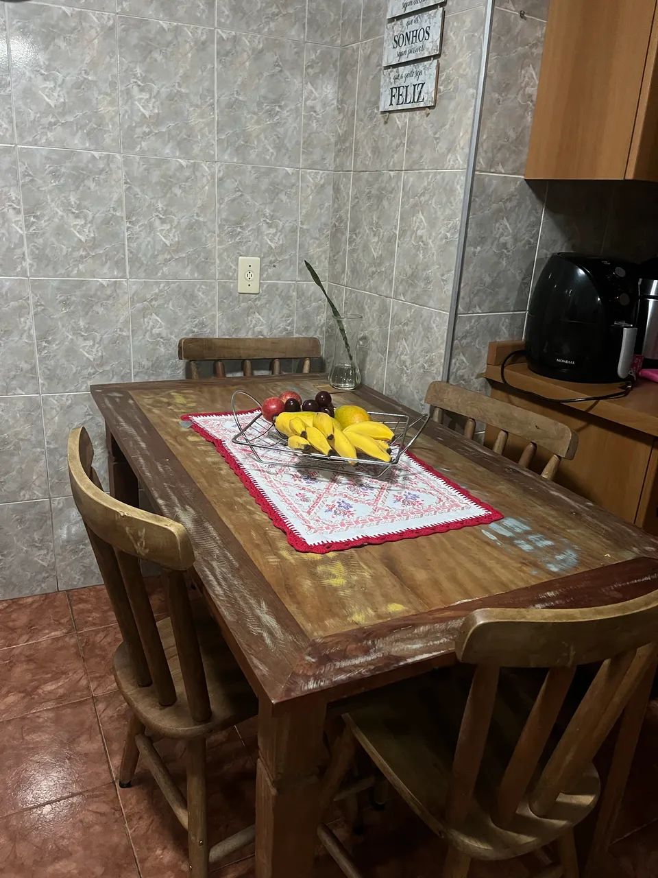 Mesa em madeira com quatro cadeiras - Foto 2
