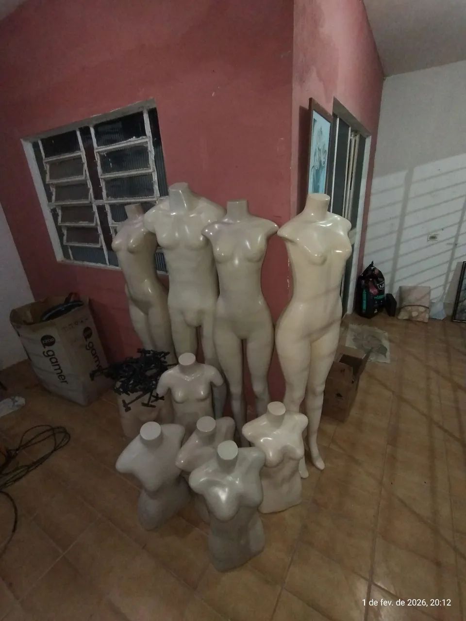 Manequins em excelente estado e cabides - Foto 2