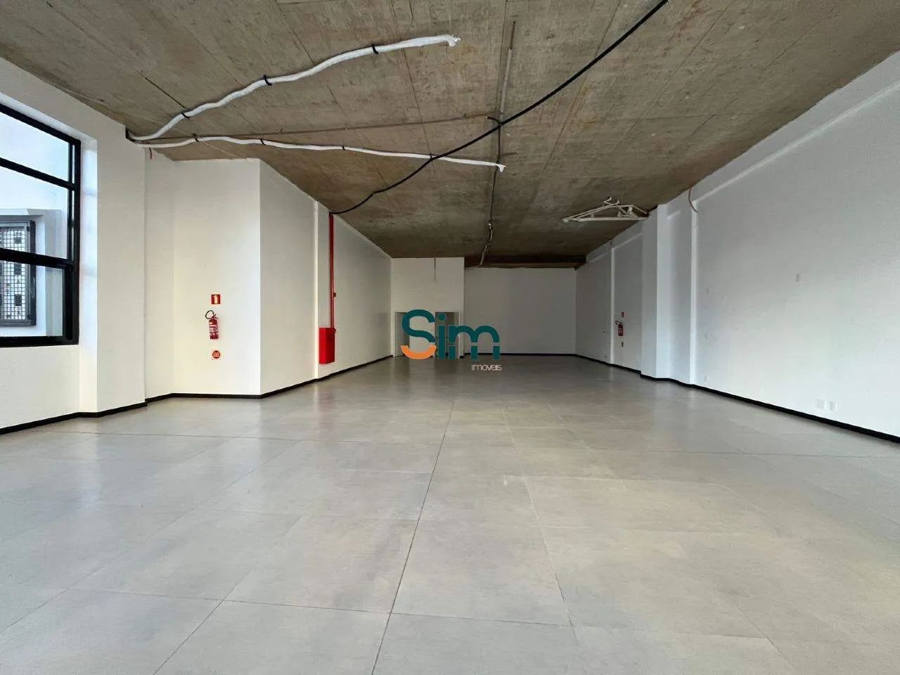 Sala comercial de frente no Centro de Chapecó (200m²)  2 banheiros - Foto 3