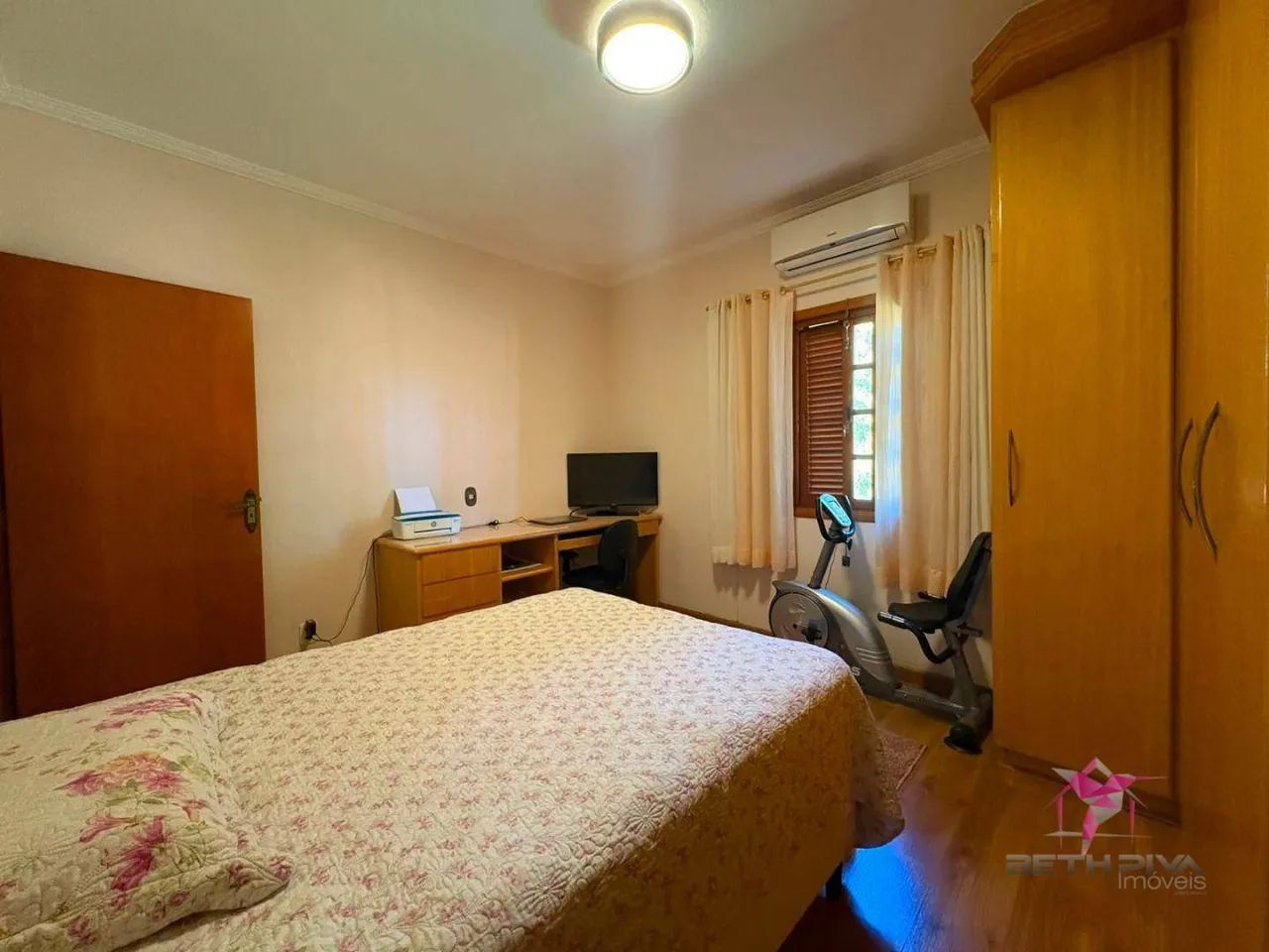 ARQUITETURA QUE IMPRESSIONA | PÉ-DIREITO ALTO, MADEIRA E VIGAS APARENTES - Foto 2