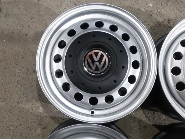 Jogo de rodas 14 VW 4x100 excelentes com calotas Amarok e válvulas de ar novas - Foto 2