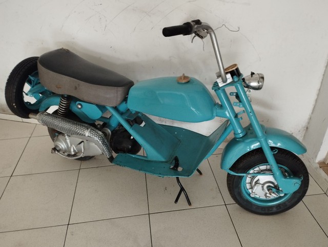 Moto velha vintage com peças separadas