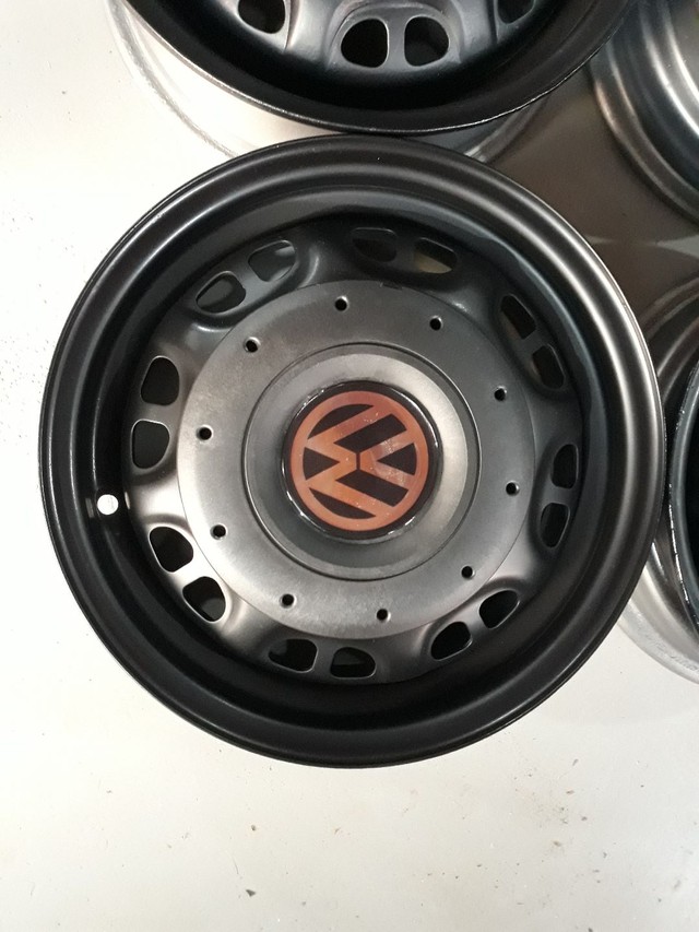 Jogo de rodas 13 originais VW 4X100 com calotas Amarok e valvulas de ar novas - Foto 3