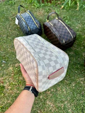 Necessaire Louis Vuitton Monogram Bolsa Necessaire Couro LV