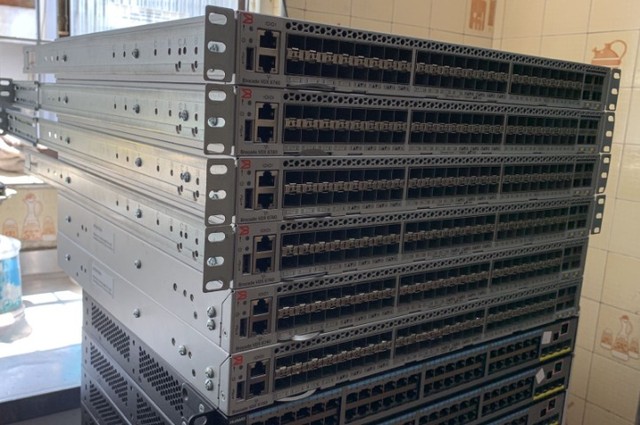 Switches Brocade VDX 6740 48 x 10 Gigabit Ethernet (GbE) SFP+ 4x40 GbE QSfP+