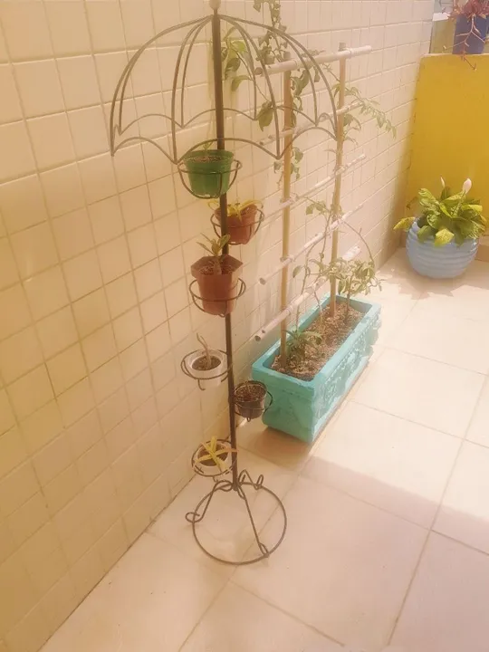 Suporte para Plantas com Guarda-Chuva