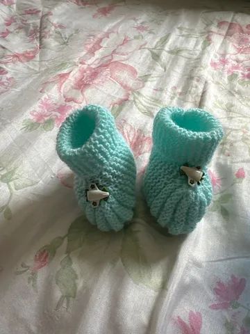 Sapatinho bebê verde botão avião 0 a 6 meses 