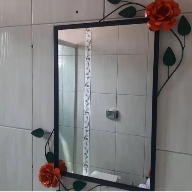 Moldura para espelho com rosas 