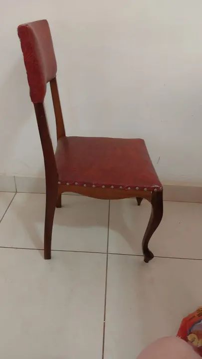 Cadeira década de 60, em madeira com estofamento vermelho, em otimo estado. - Foto 5