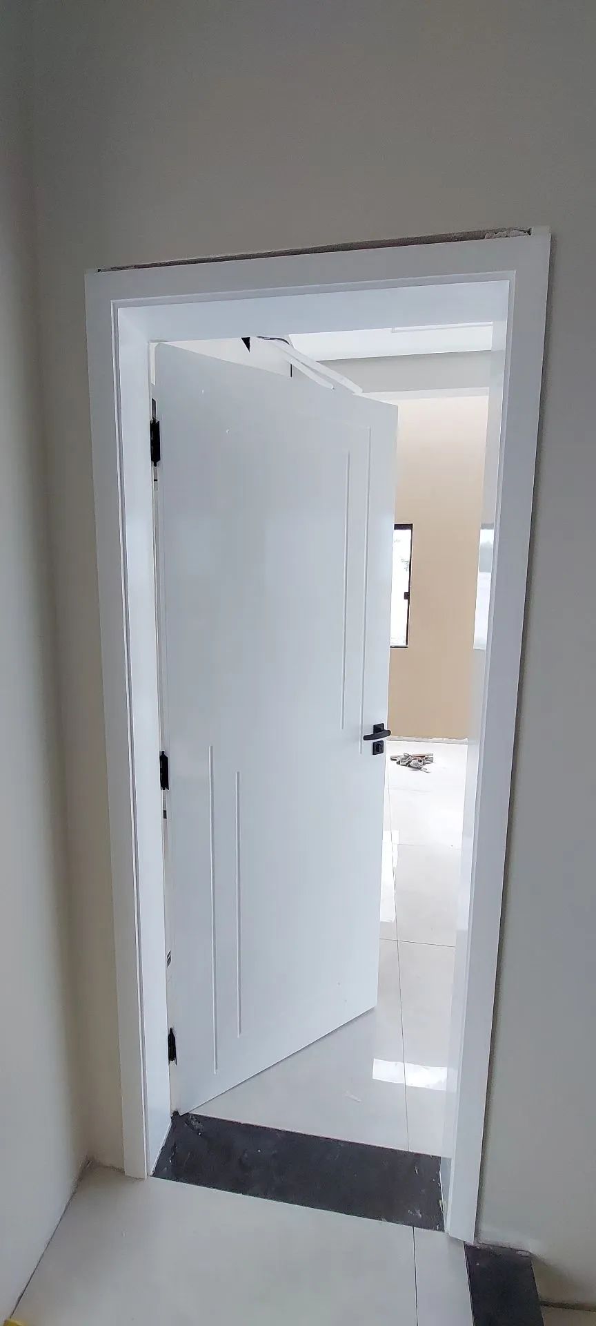 Porta de madeira maciça com acabamento impecável - Foto 5