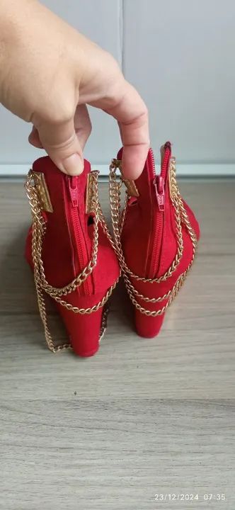 Sandália plataforma vermelha com corrente Antônia dominguez  - Foto 3