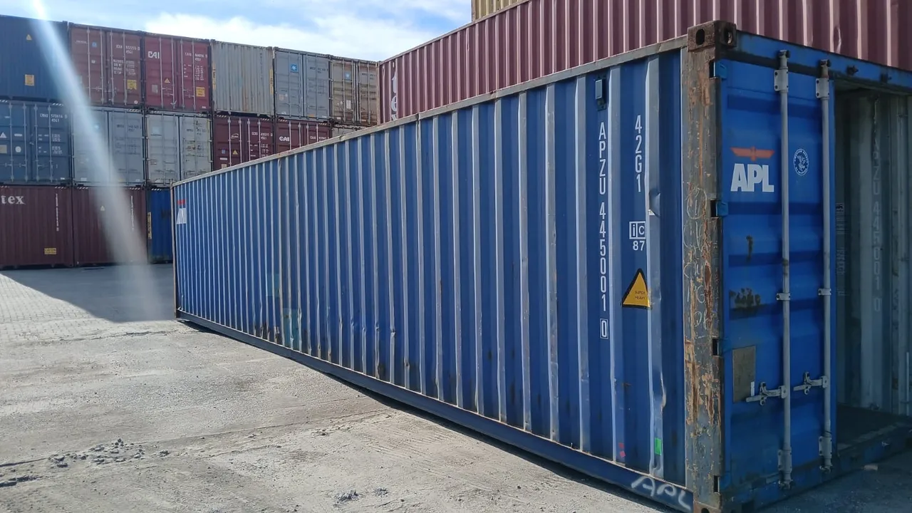 Container em terminal no RJ