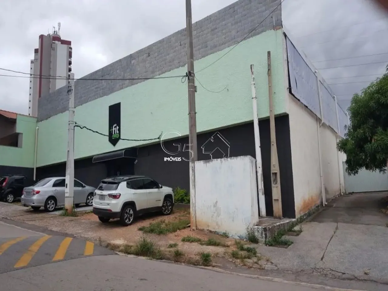 GALPAO para Locação Com 730m só de galpão, 2 salas, uma cozinha Pé direito de 6 M Ótima lo