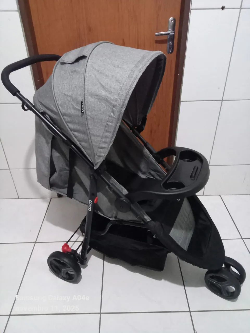 Carrinho de bebê cosco novinho unissex  - Foto 2