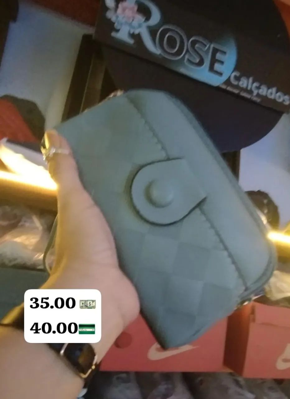 Bolsa feminina azul com detalhes