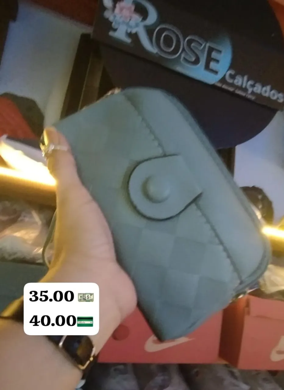 Bolsa feminina azul com detalhes