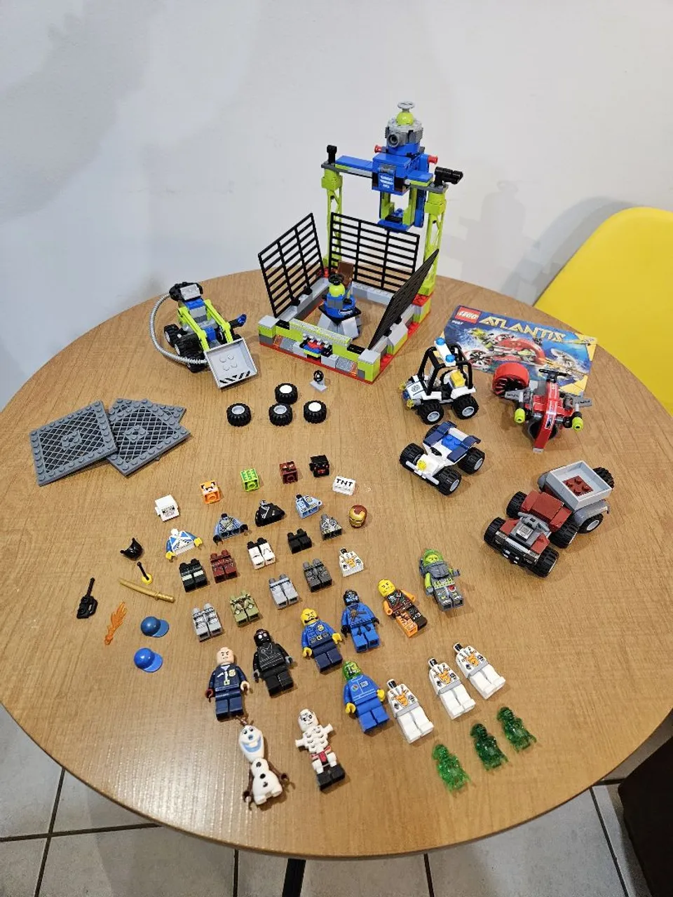 Lego - Minifigures, carros, acessórios e pneus - sets incompletos