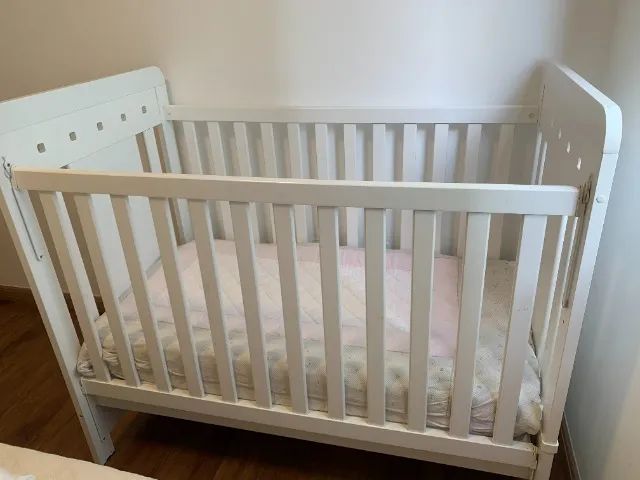 Berço regulável com colchão incluso