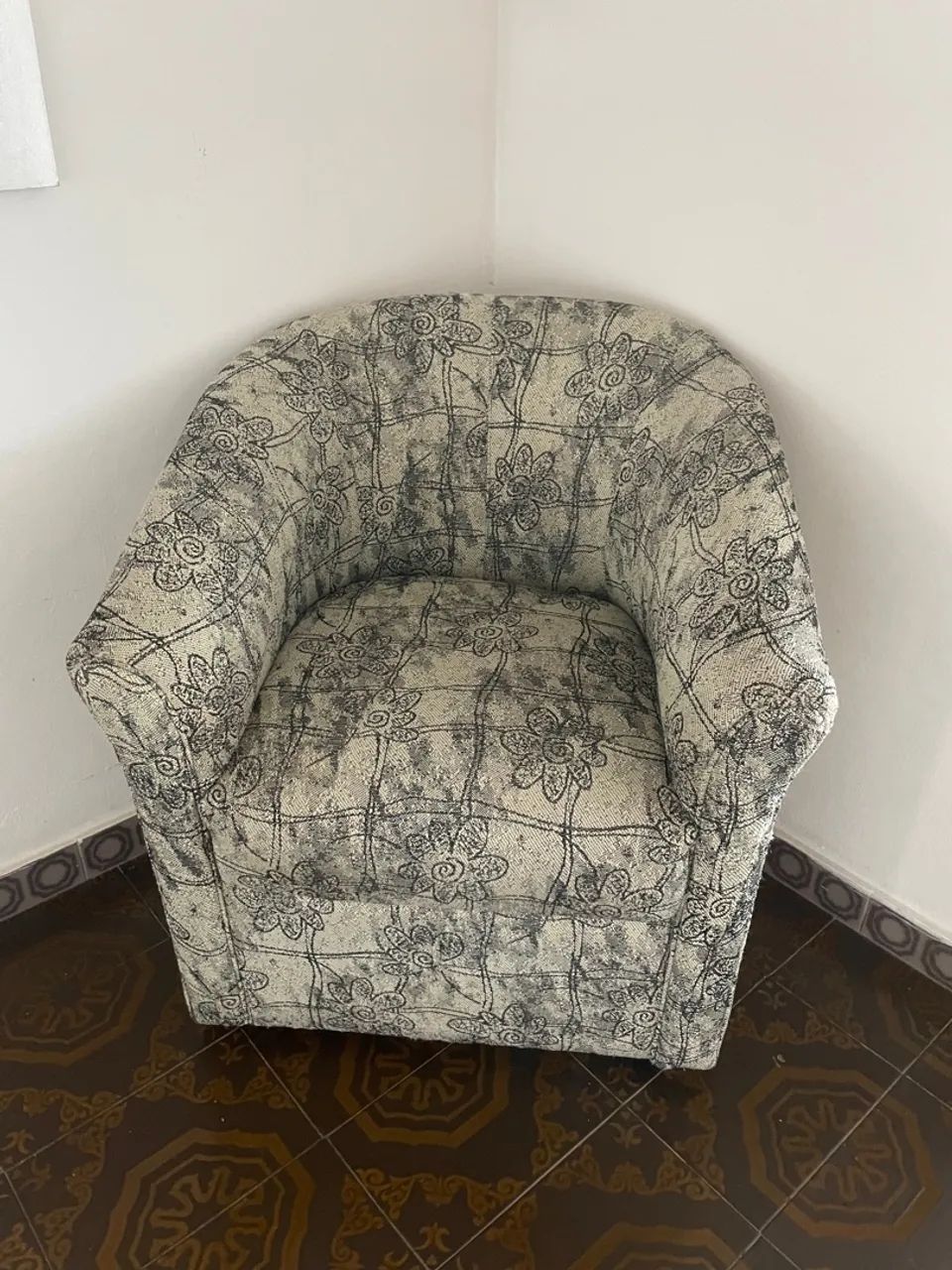 Poltrona confortável com estampa floral