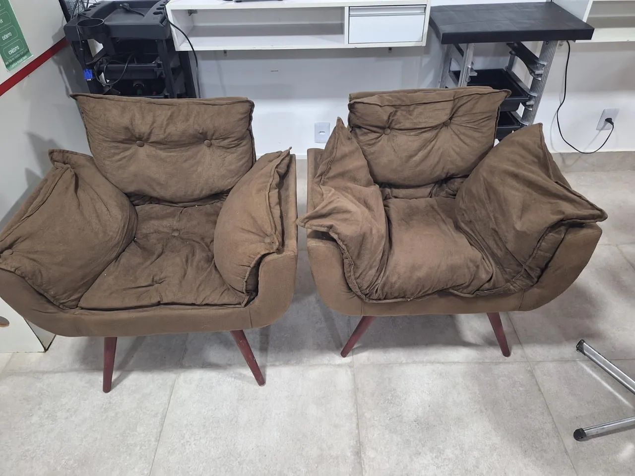 Par de Poltronas em Suede Marrom