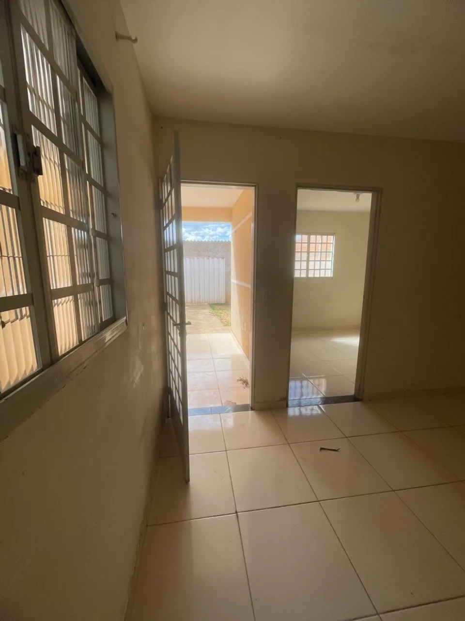 Alugo casa 2 qts c garagem sozinha no lote no Goiás