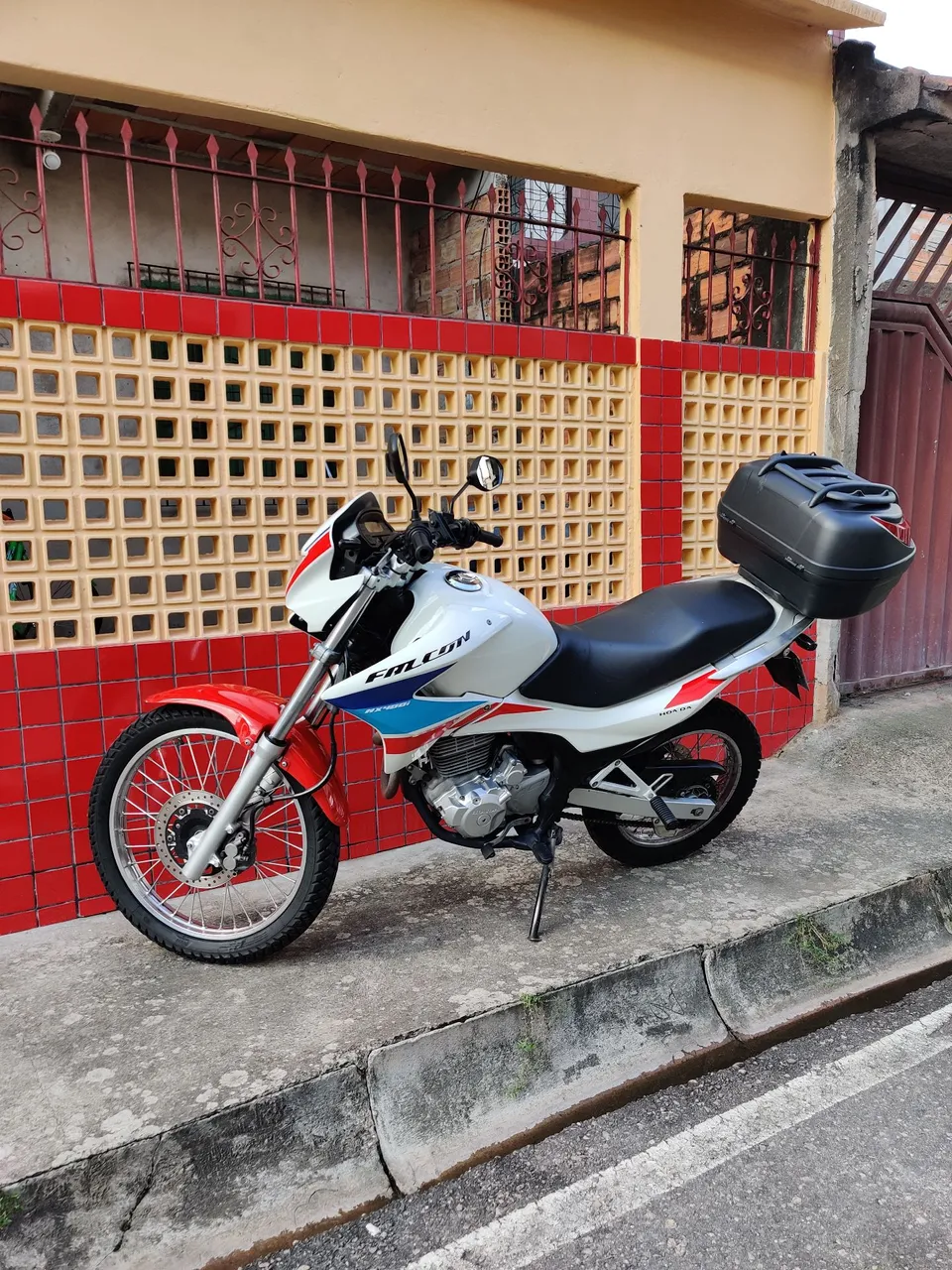 Falcon 400i versão Capitão América, raridade em Belém.