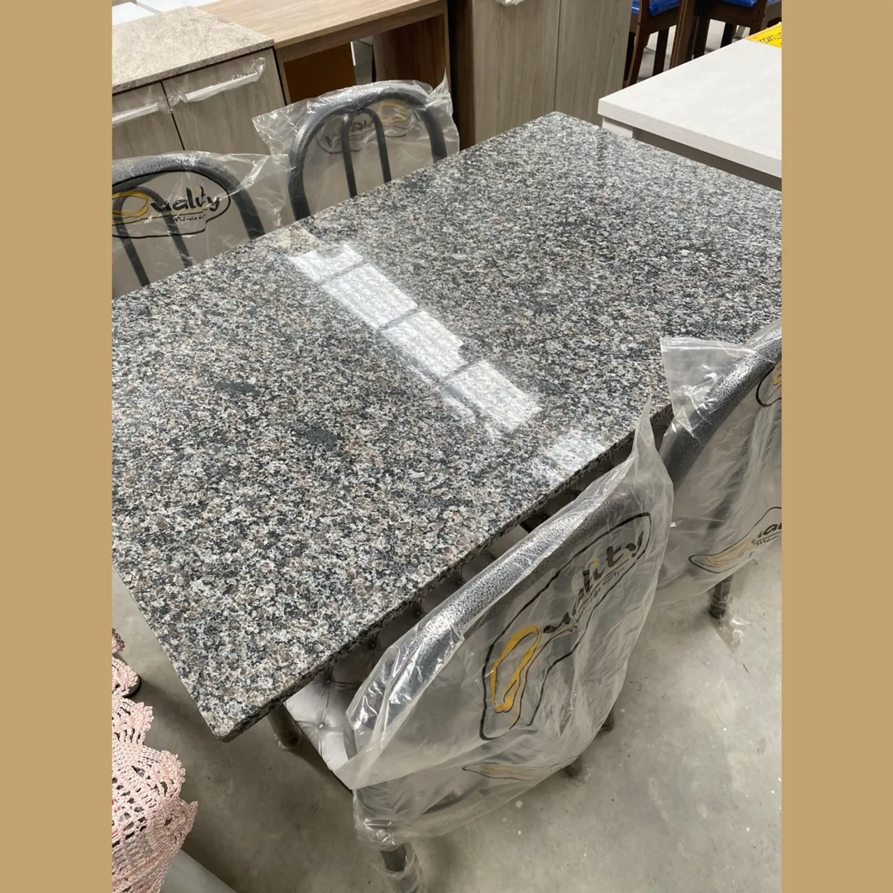 Mesa de Granito com Cadeiras