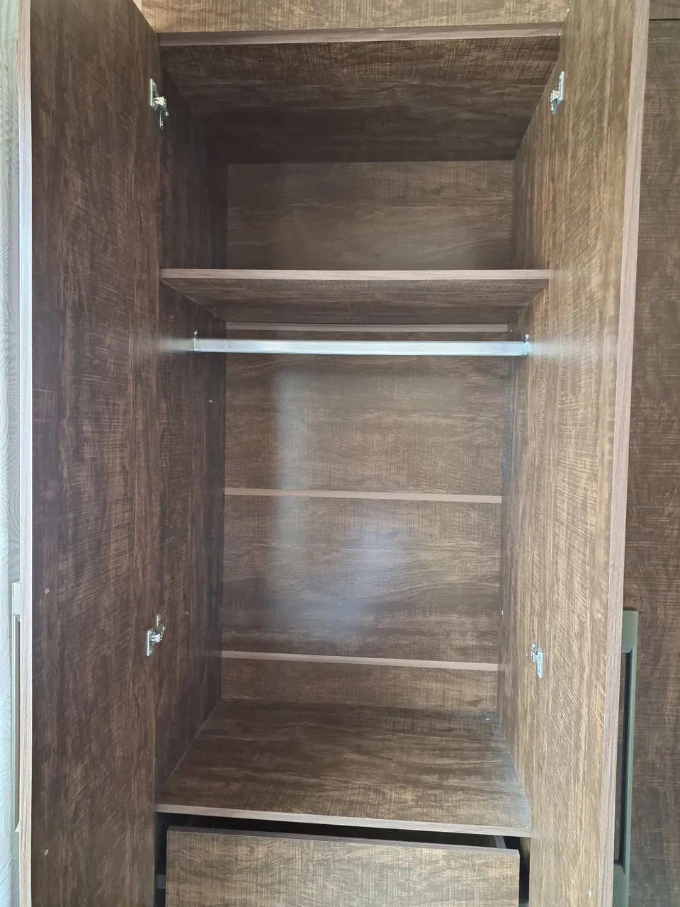 Guarda-Roupa Amadeirado com Cabideiro