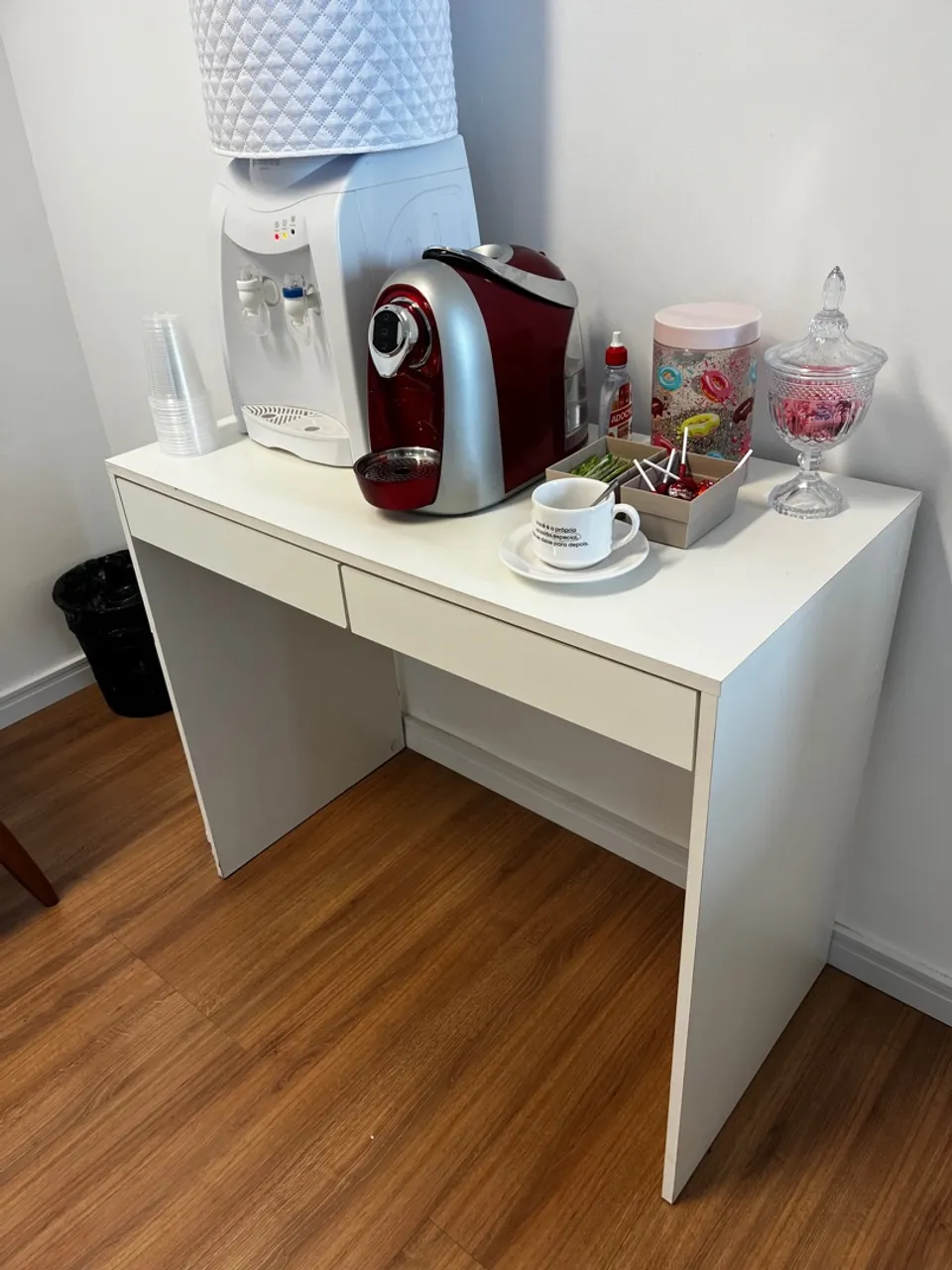 Escrivaninha branca com gaveta