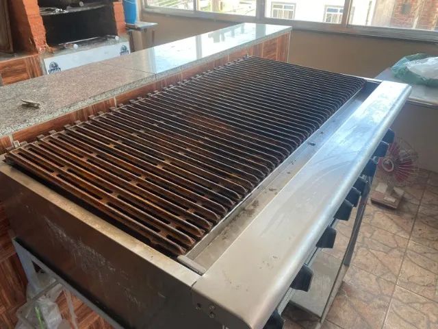 Churrasqueira char broiler a gás 1,20m com suporte de rodinhas - Foto 3