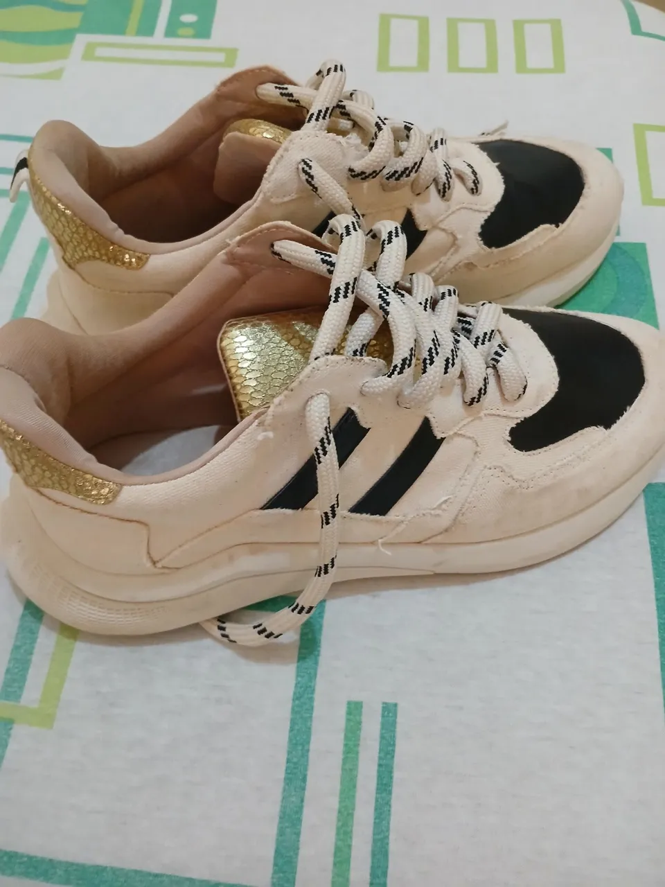Tênis Feminino Bege e Dourado