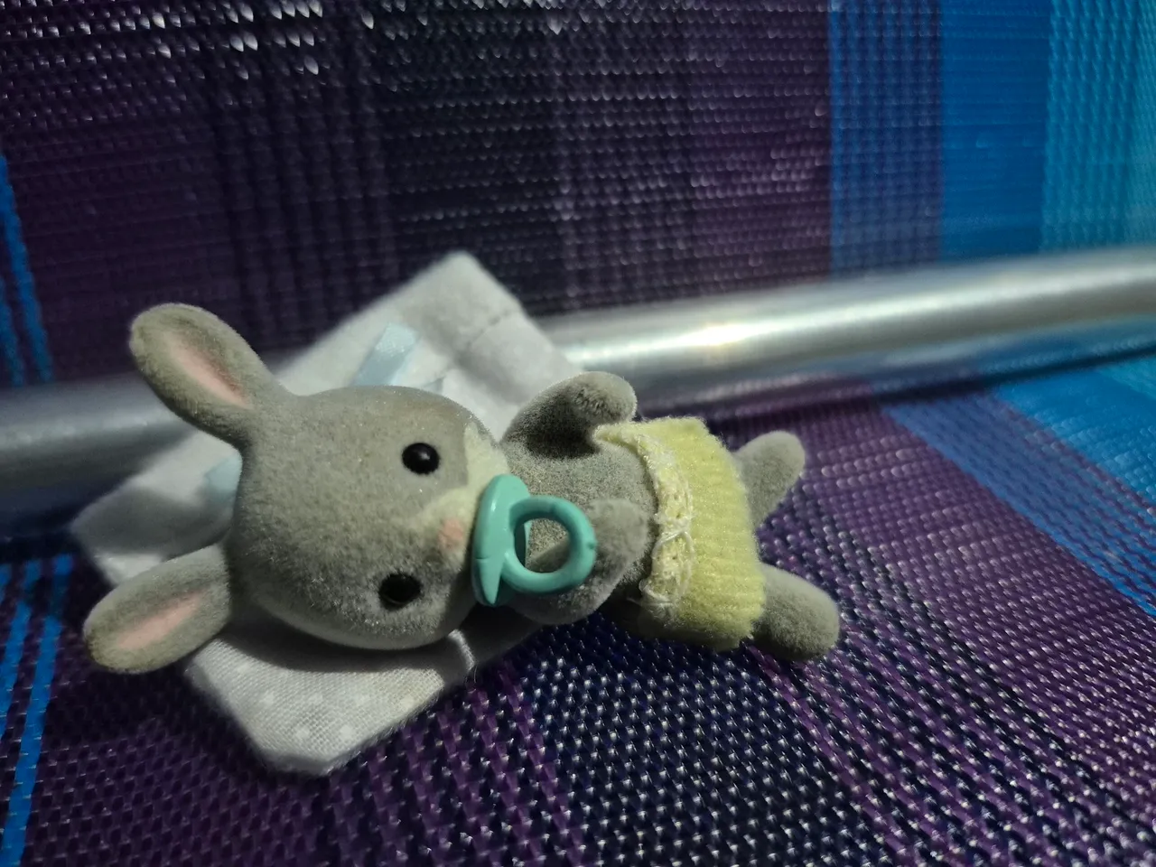 Sylvanian _ Coelhinho de Pelúcia com Chupeta - Calico Critters