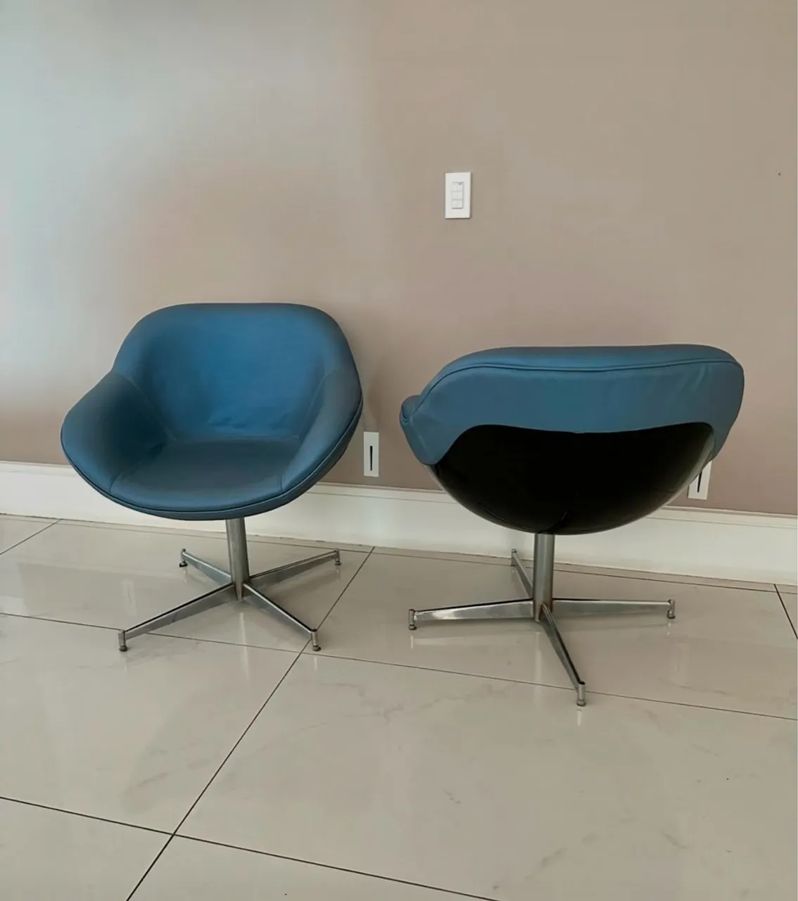 Poltronas Brentwood giratórias modelo concha com estofado em seda sintética 