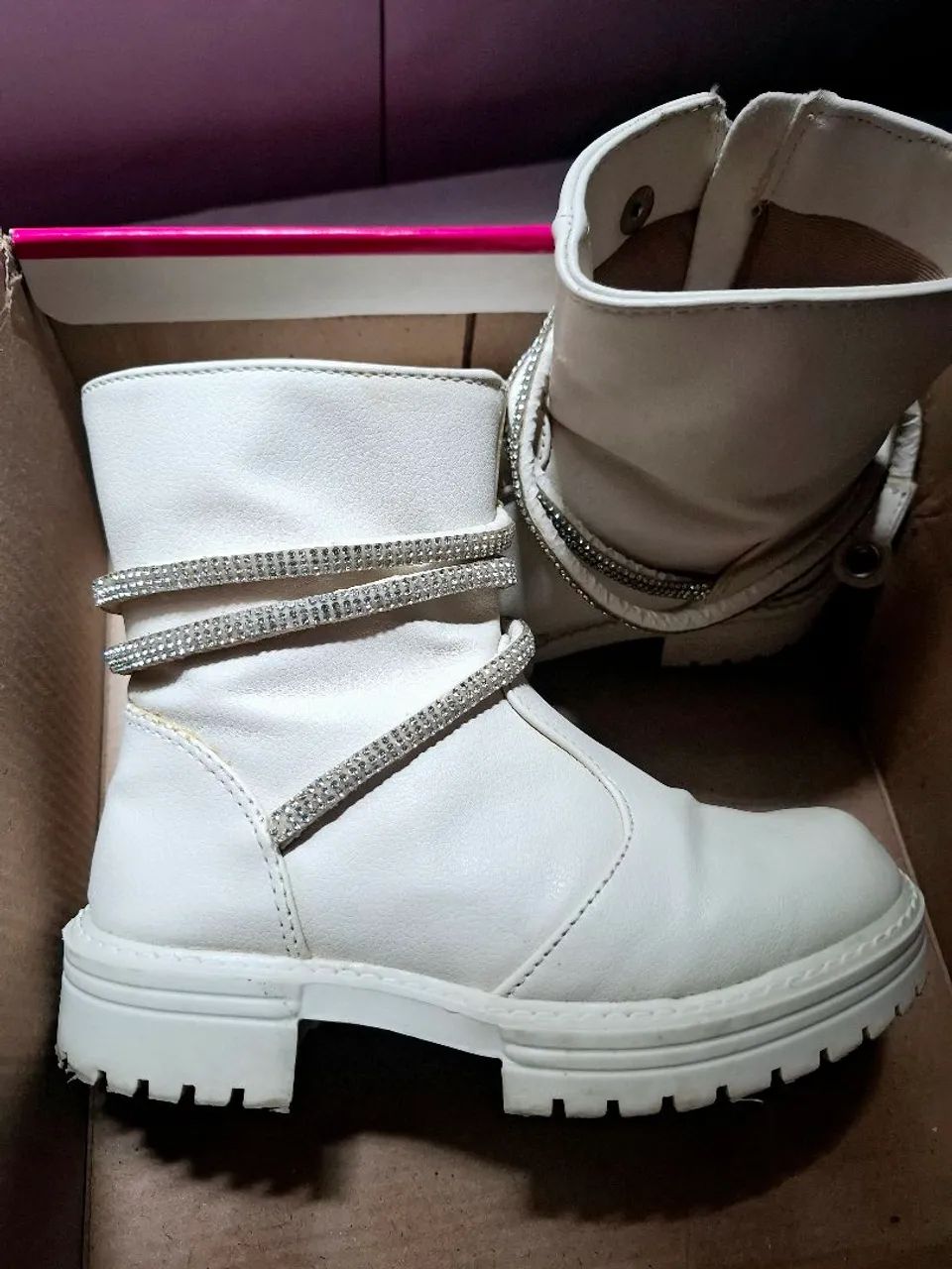 Botas infantis brancas com detalhes em strass