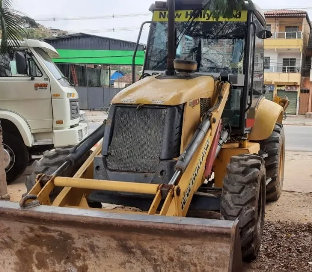 Retroescavadeira New Holland B90B ano 2011, 4x4, cabinada com ar condicionado