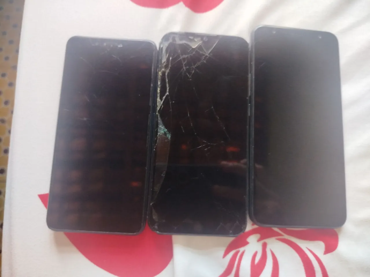 3 Telas de Celular - 2 Quebradas + 1 Inteira