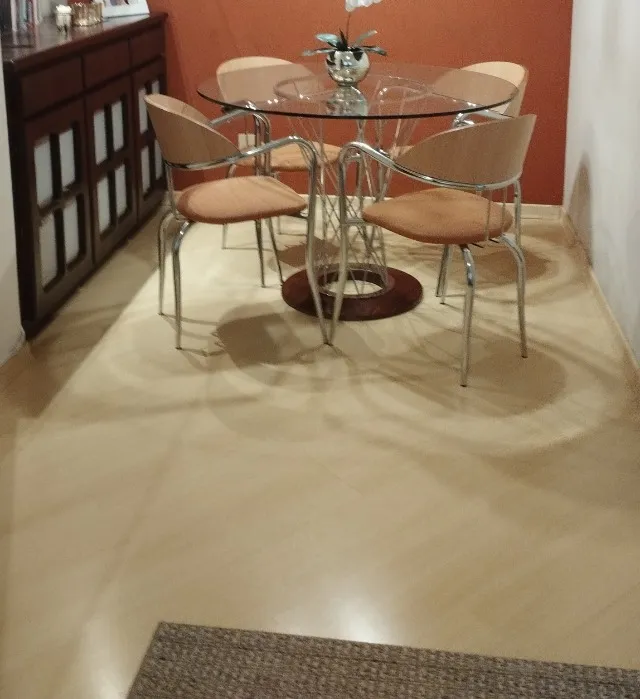 Mesa com tampo de vidro, cadeiras e buffet