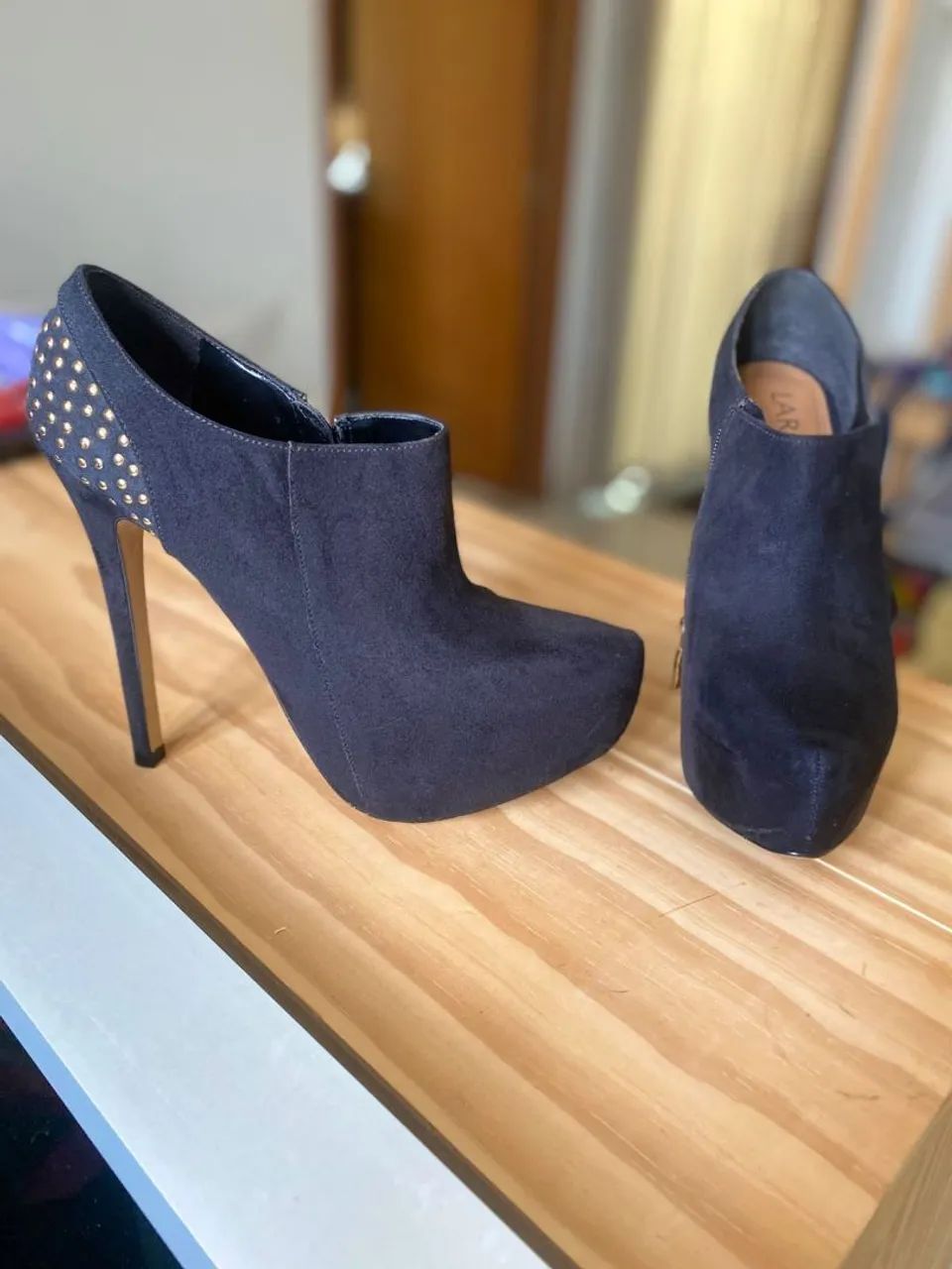 Bota Ankle Boot Plataforma com Detalhes Dourados