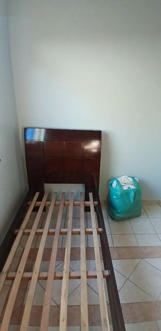 Bela cama de solteiro madeira Colchão gratis. Bom estado.