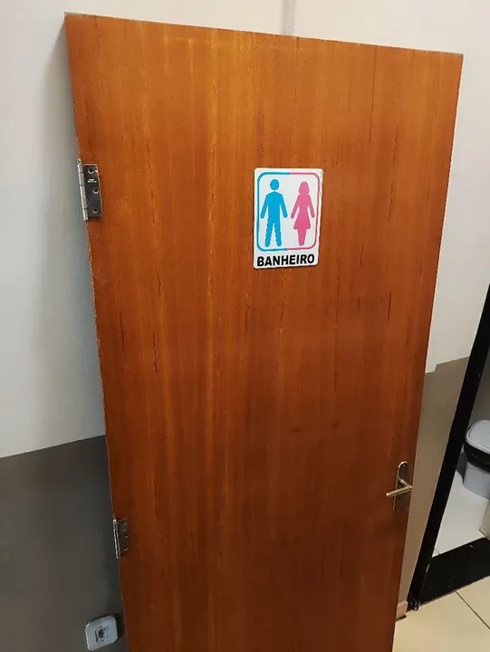 VENDO PORTA COM FECHADURA