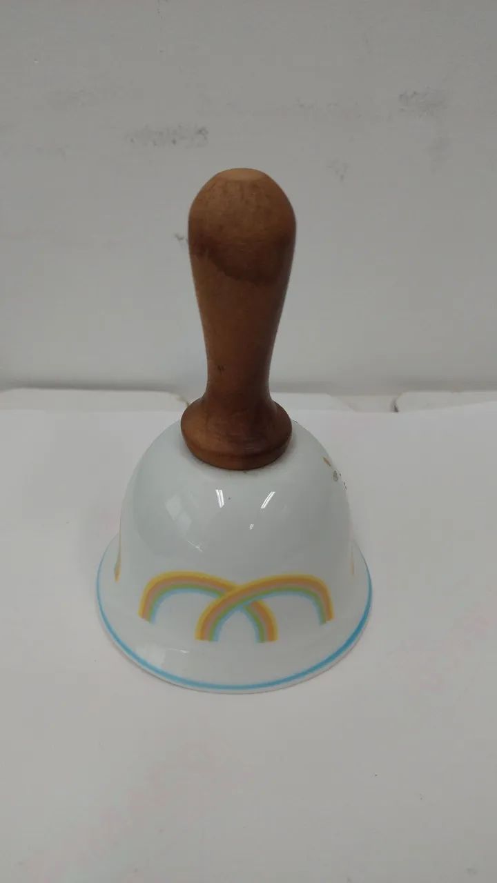 Sino/ Sineta em porcelana schmidt com Pega em madeira.